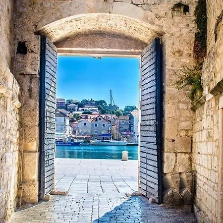 Nela Trogir
