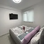 Nela * 特罗吉尔